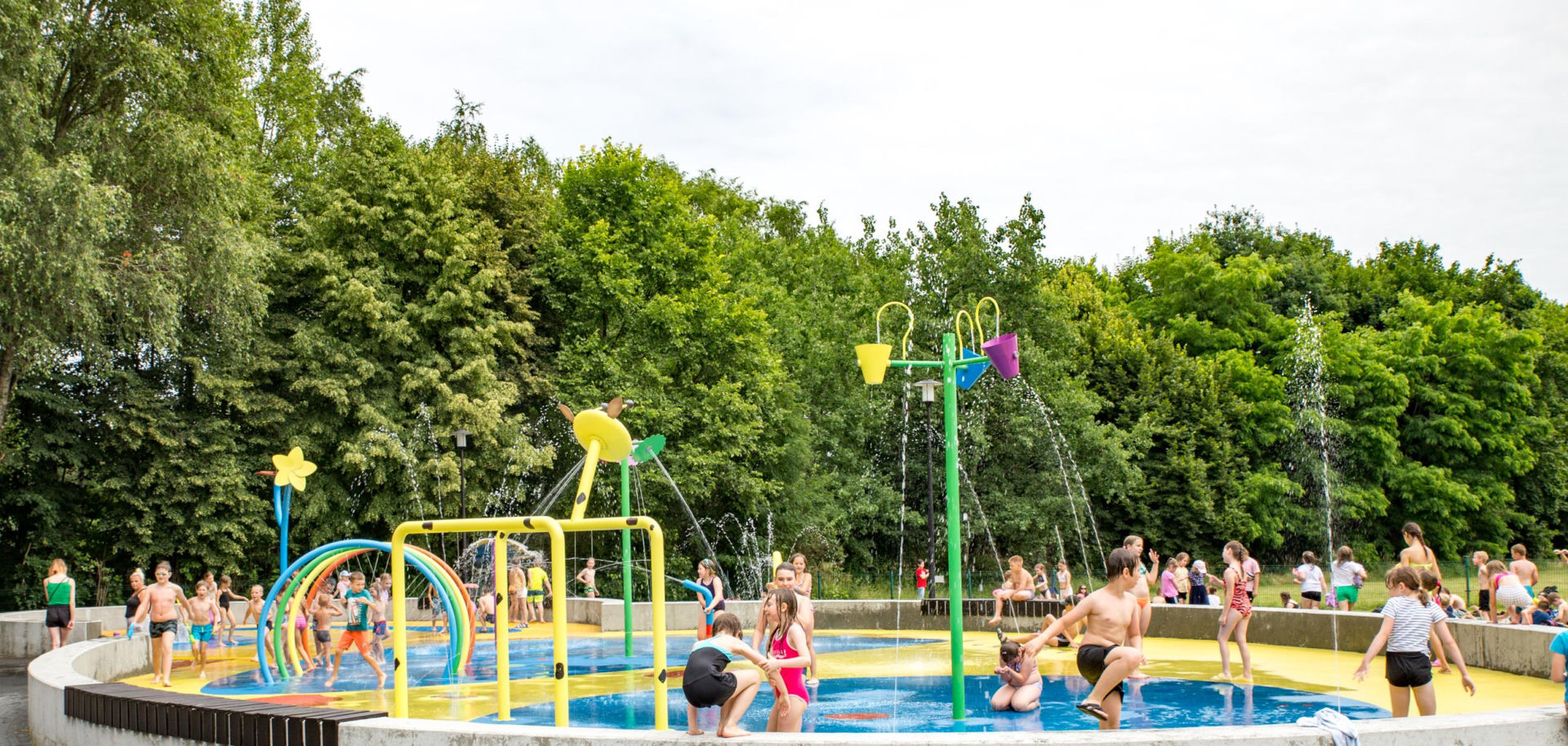 Katowice oferują najmłodszym 4 miejskie wodne place zabaw. Na zdjęciu obiekt w Dolinie Trzech Stawów