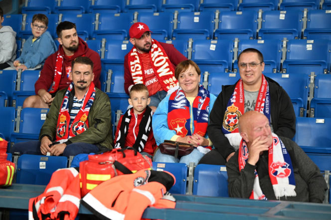 Tak kibice Wisły Kraków bawili się na trybunach. Znajdź się na zdjęciach