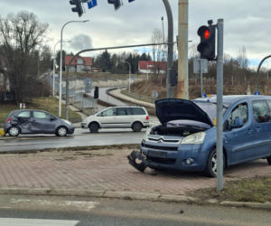 Wypadek na skrzyżowaniu w Starachowicach. Zderzyły się dwie osobówki