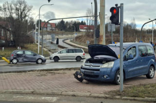 Wypadek na skrzyżowaniu w Starachowicach. Zderzyły się dwie osobówki