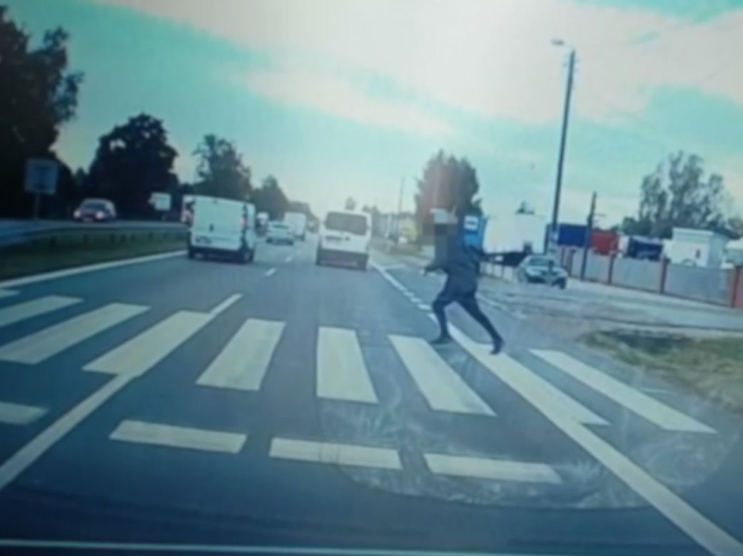 Dramat w Piasecznie. Huknął w pieszego na pasach. Wszystko się nagrało