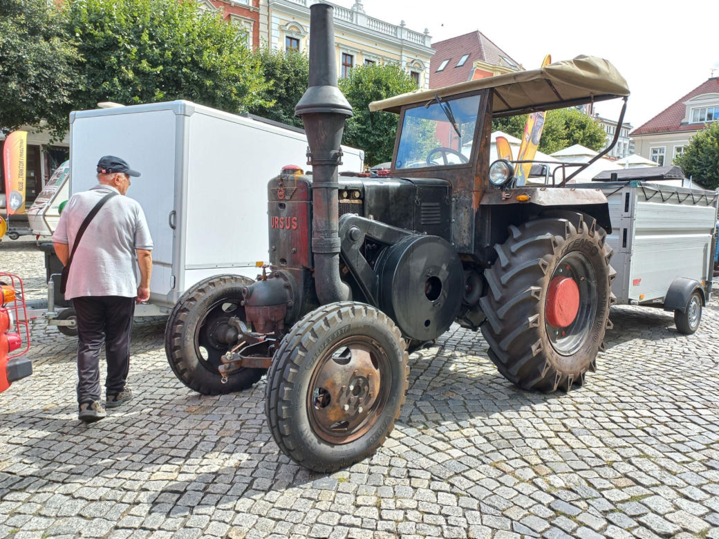 ​Zabytkowe traktory na rynku w Lesznie. Przedsmak festiwalu w Wilkowicach