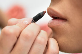 Chcesz optycznie powiększyć usta? Wystarczą dwa kosmetyki i prosty trik