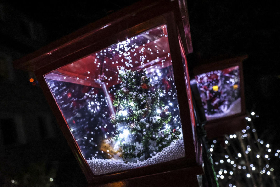 Promyk nadziei wśród szarych bloków. Ta iluminacja na osiedlu zachwyca!