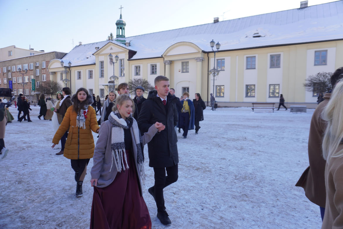 Studniówka miejska w Białymstoku. Prezydent wraz z maturzystami zatańczyli poloneza