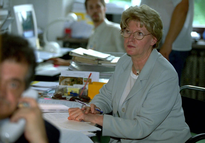 Była pierwszą kobietą na stanowisku premiera III RP. Już po roku złożyła dymisję