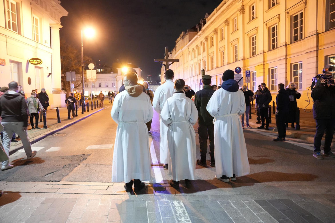 Tłumy wiernych przeszły przez stolicę. Centralną Drogę Krzyżową poprowadził kardynał Nycz