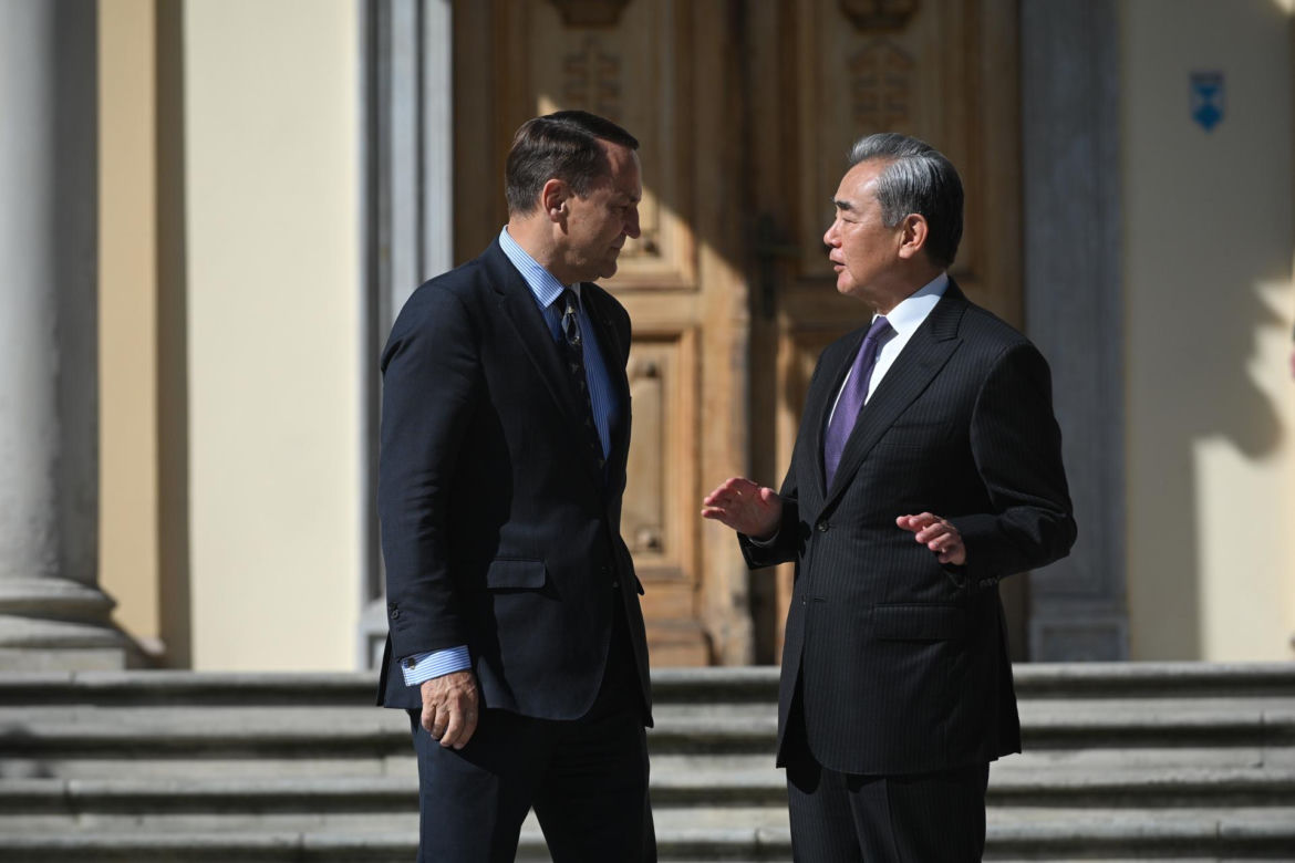 Chiński szef MSZ Wang Yi w Polsce. Spotyka się z Sikorskim i Nawrockim
