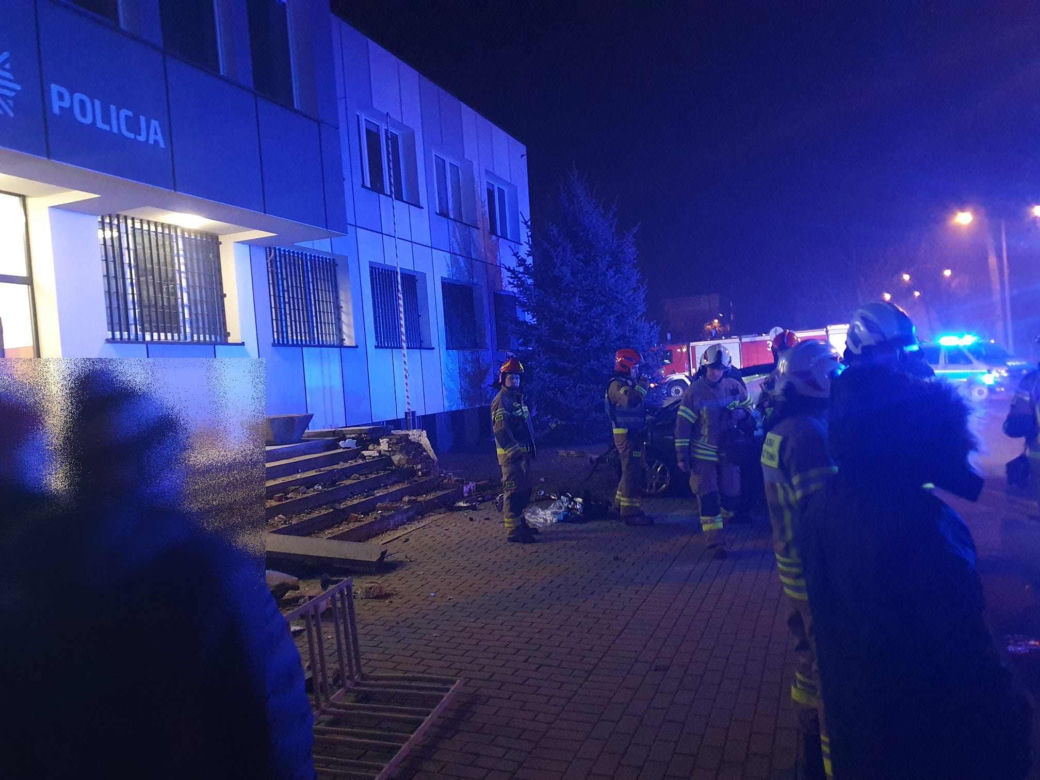 Tarnów. 75-latek wjechał samochodem w komisariat policji. Dwie osoby w szpitalu