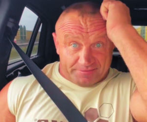 Ale wpadka Mariusza Pudzianowskiego na autostradzie! Obciach jak nie wiem