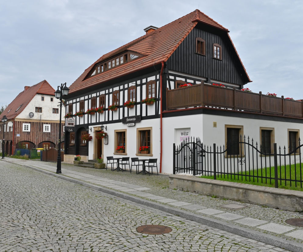 Odrestaurowany dom przysłupowy w Bogatyni z restauracją na parterze. O zabytkach regionu przeczytasz na Muratordom.