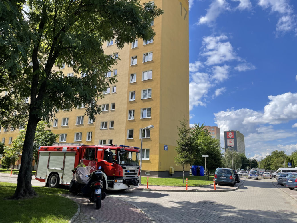 Tragedia w Ursusie. Mężczyzna spadł z 10. piętra bloku 