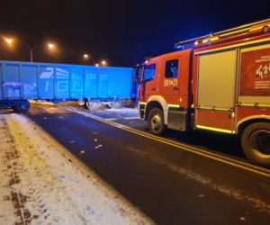 Zignorowała znak stop i wjechała pod pociąg! 40-latka cudem uniknęła śmierci