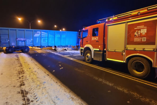 Zignorowała znak stop i wjechała pod pociąg! 40-latka cudem uniknęła śmierci