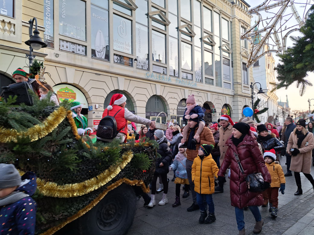 Parada Św. Mikołaja w Rzeszowie. Tłumy dzieci na spotkaniu ze Świętym na Rynku