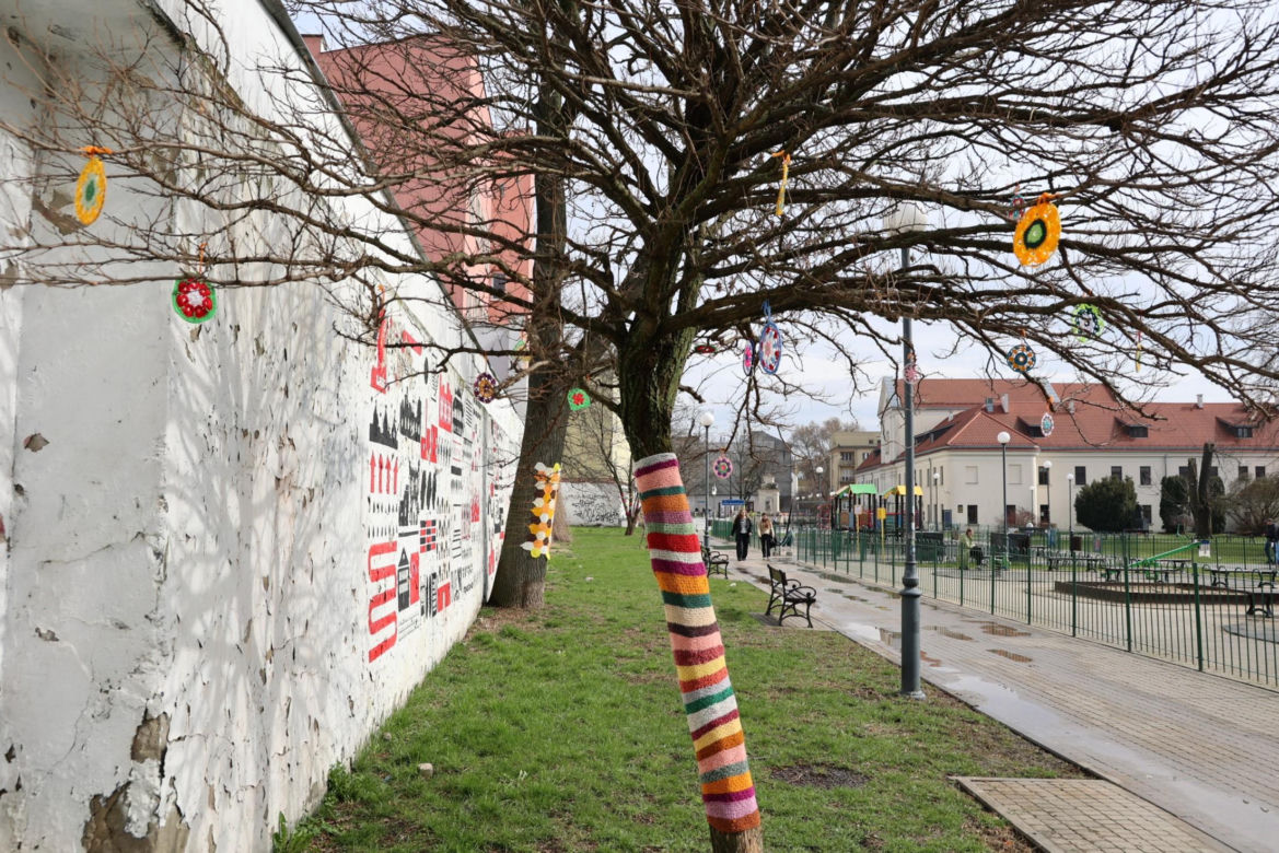 Kolorowe instalacje opanowały Lublin. Tak „Otulanie włóczką” świętuje swoje 10. urodziny!