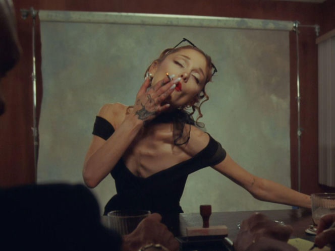 Ariana Grande w teledysku do "petal"