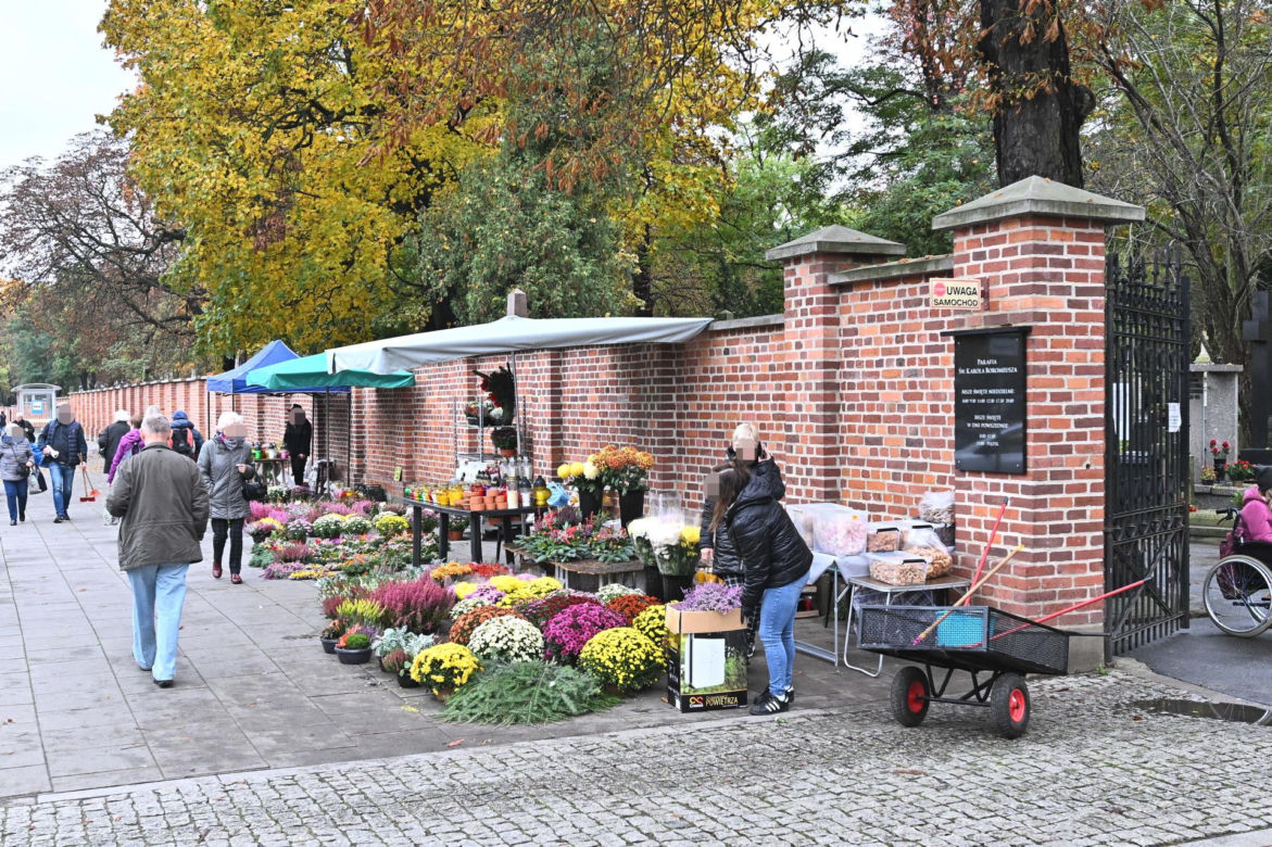 Drożyzna przy warszawskich cmentarzach przed świętem zmarłych 