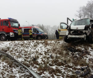 Wyleciał z drogi, huknął w bariery. Strażacy wycinali kierowcę na S8