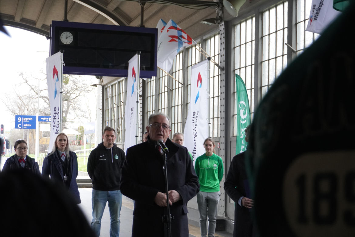 Pociąg Kolei Wielkopolskich w barwach Warty Poznań