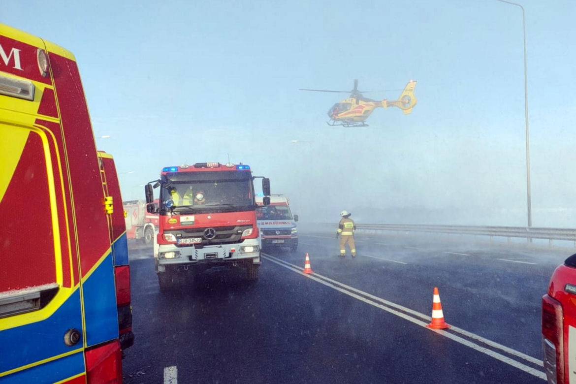 Potworne zderzenie autokaru z tirem. 12 osób rannych, na miejscu śmigłowiec 
