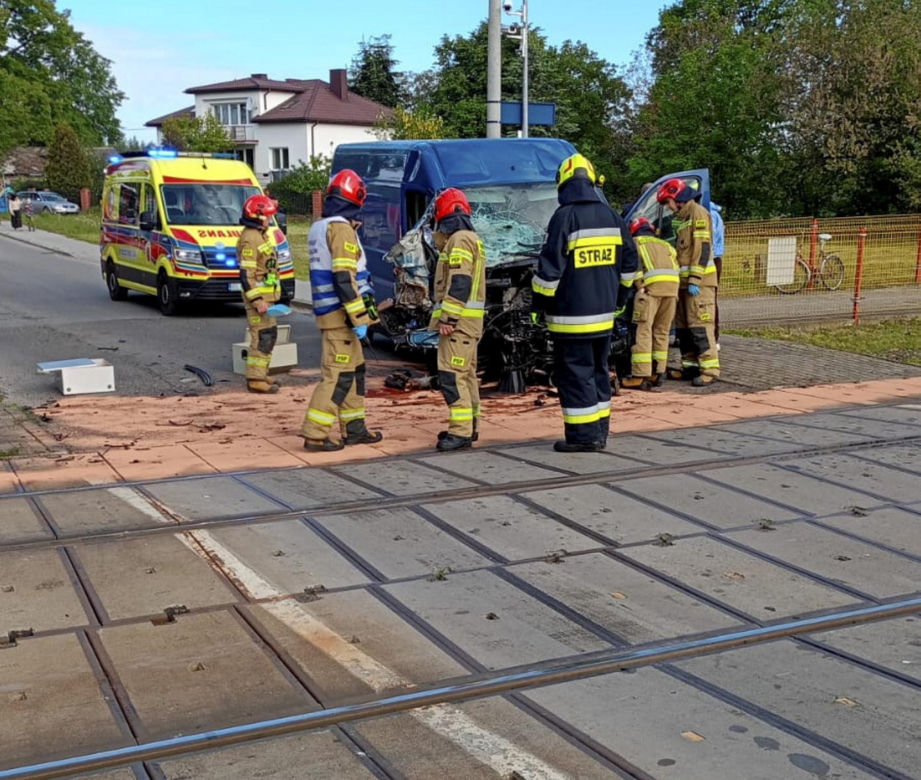Zderzenie lokomotywy z busem pod Brzezinami. Fatalny wypadek na przejeździe kolejowym