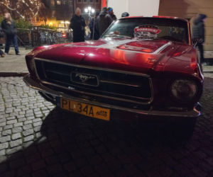 Świąteczny Zlot Amerykańskich Samochodów na Rynku w Lesznie