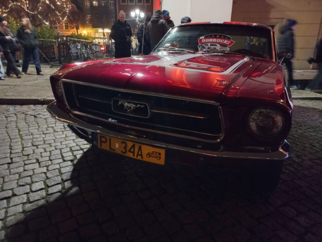 Świąteczny Zlot Amerykańskich Samochodów na Rynku w Lesznie