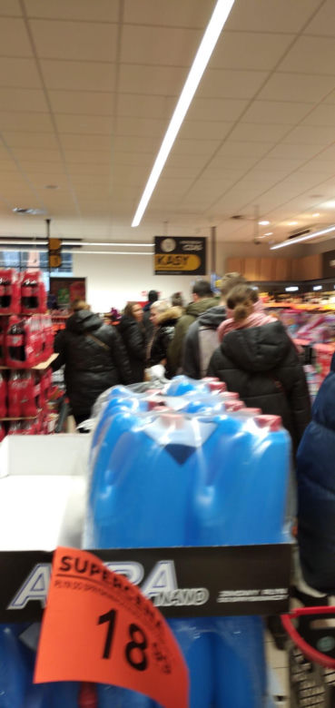 Zakupy na ostatnią chwilę przed świętami. Tak z rana wyglądają piekarnie i supermarkety [ZDJĘCIA]