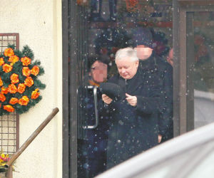 Jarosław Kaczyński zaniósł święconkę na grób bliskich