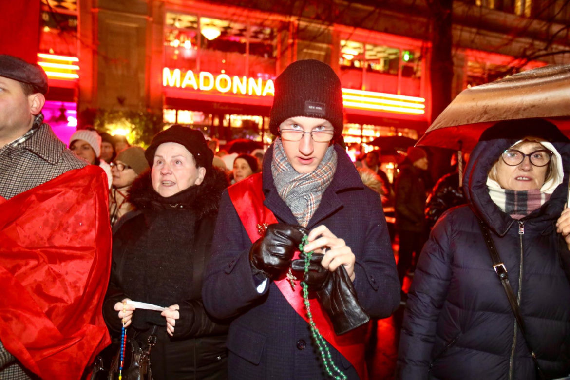 Szturm modlitewny na restaurację Madonna w Warszawie. "Dzieci, nawróćcie się!"