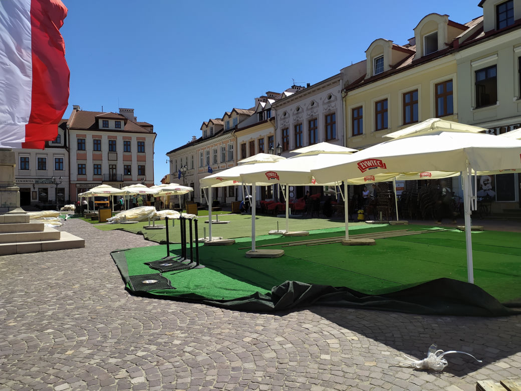 Na Rynku trwa rozkładanie ogródków piwnych! Mają być otwarte od soboty