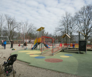 Kolejne dzielnice zamykają place zabaw