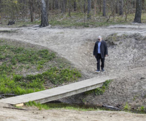 Karol Karski w lesie