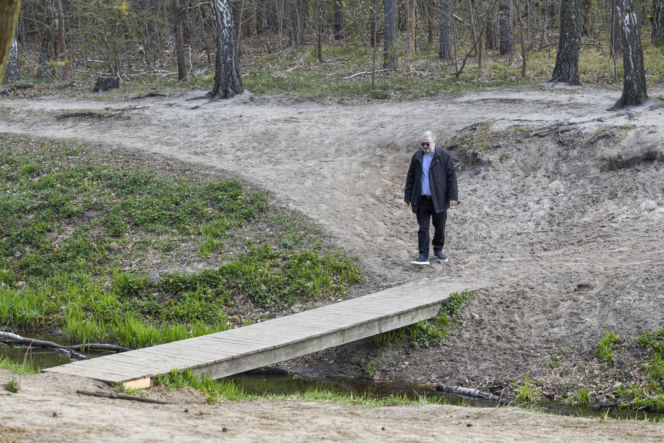 Karol Karski w lesie