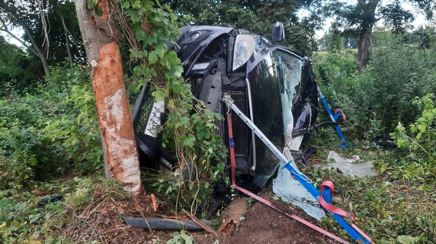 Volvo wypadło z drogi na zakręcie i rozbiło się na drzewie