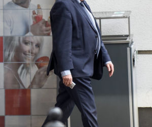 Adam Lipiński służbową furą po papierosy