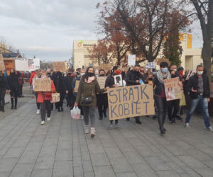 Strajk kobiet: „Chciałabym dokonać aborcji rządu”. Bełchatowianki OSTRO na ulicach miasta!