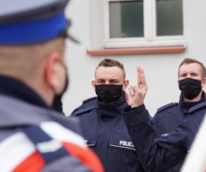Ślubowanie ponad stu nowych policjantów w Olsztynie. Będą służyć w całym regionie [ZDJĘCIA]