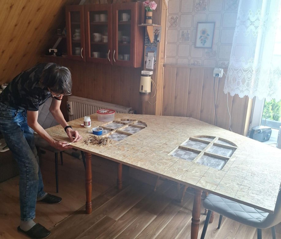 "Iga, zrobiłem dla ciebie rakietę z 7030 zapałek". Niepełnosprawny artysta spod Bydgoszczy jest wielkim fanem polskiej tenisistki
