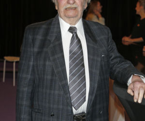 Wojciech Pokora odzywa się z zaświatów i siada z żoną w fotelu