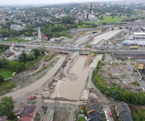 Zalany plac budowy Trasy Łagiewnickiej