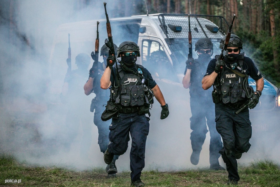 Policjanci z Rzeszowa jak z filmu Patryka Vegi. Zobaczcie zdjęcia z poligonu 
