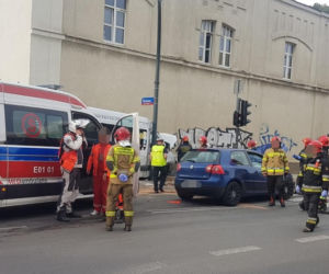 Groźny wypadek busa i osobówki w centrum Łodzi 