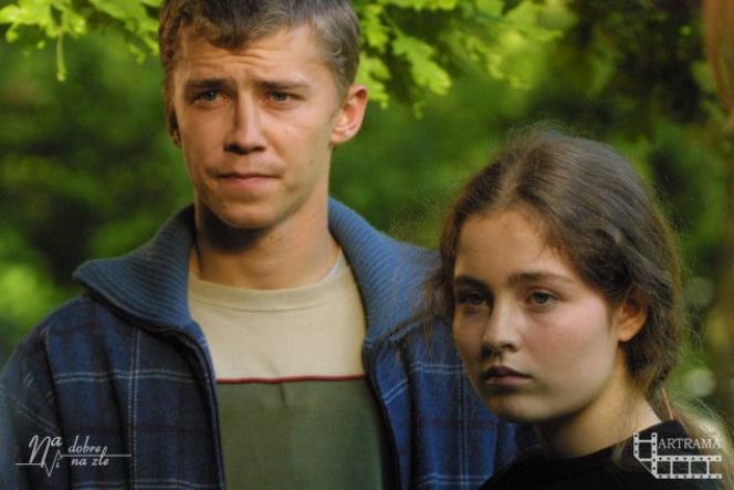 Na dobre i na złe. Tomek Burski (Bartosz Obuchowicz), Julka (Sara Muldner)