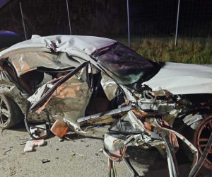 Tragedia na prostym odcinku drogi. BMW roztrzaskało się o bariery. 35-latek nie żyje