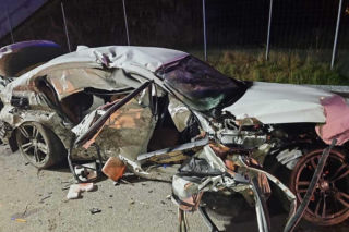 Tragedia na prostym odcinku drogi. BMW roztrzaskało się o bariery. 35-latek nie żyje
