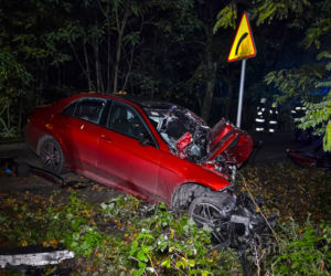 Mercedes Klasy E uderzył w drzewo, nie żyje kierowca