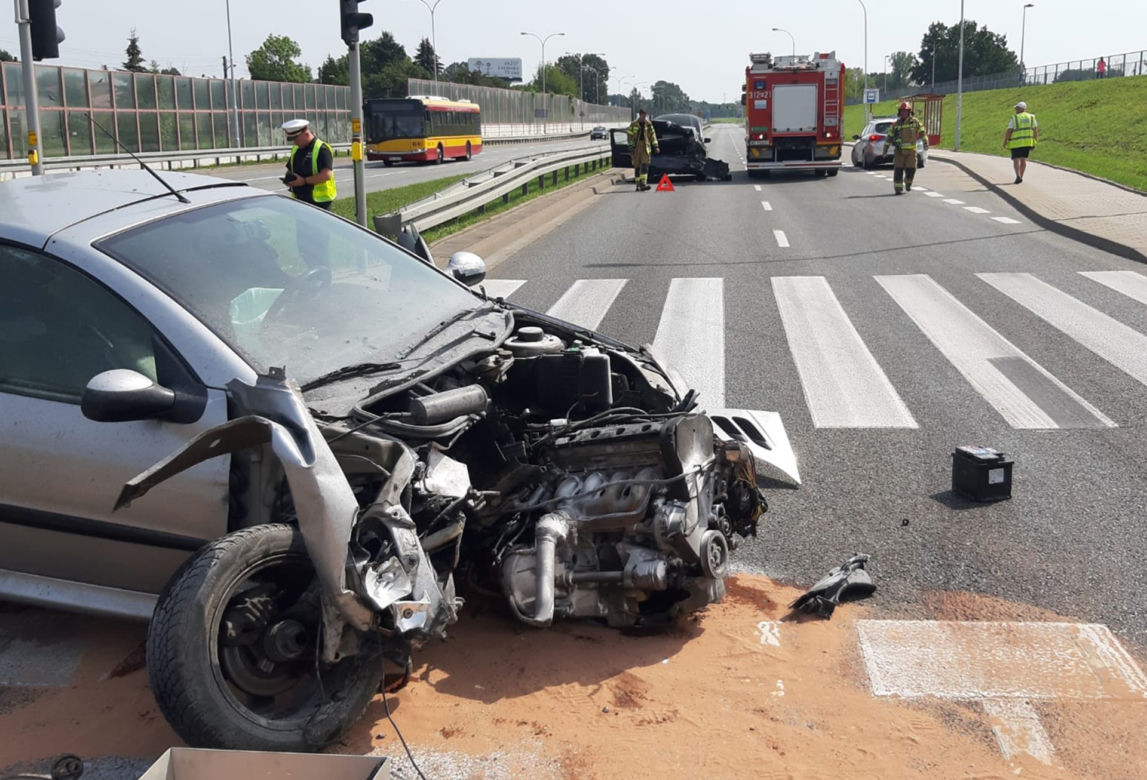 Trzy auta zderzyły się na Wale Miedzeszyńskim w Warszawie. Kierująca peugeotem była pijana. Trzy osoby w szpitalu