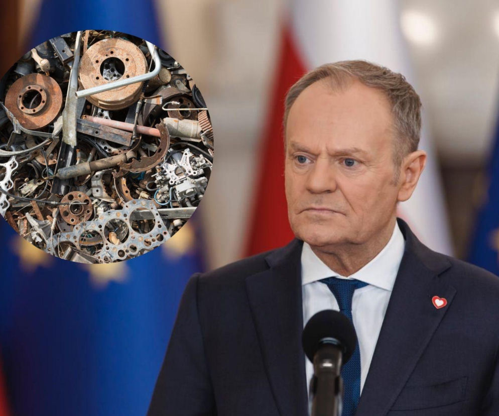 Donald Tusk na tle flag Polski i Unii Europejskiej z nakładką przedstawiającą złom stalowy. Zdjęcie ilustruje alarm rządu Tuska w Brukseli ws. blokady eksportu złomu z Ukrainy, o czym przeczytasz na Super Biznes.